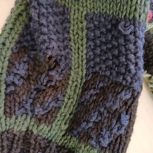 Handknit Metropolitan Woman Sweater - Picture 9 of 13